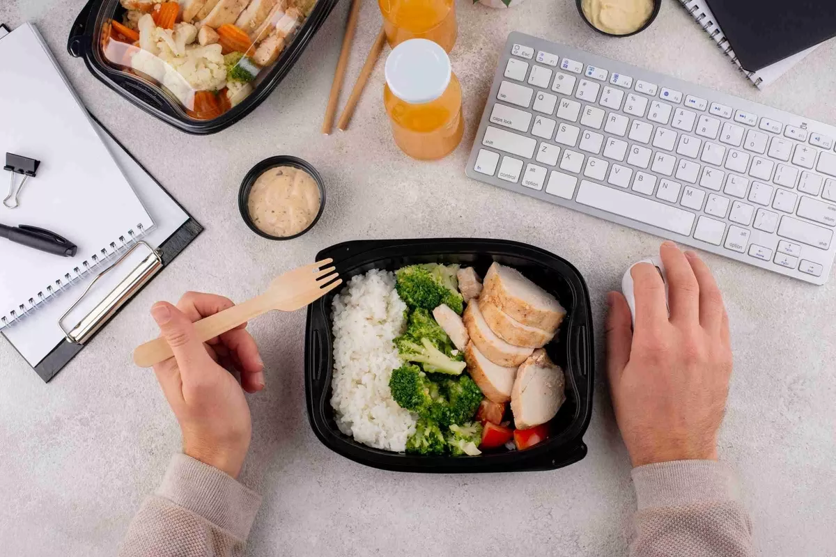 7 Ide Bekal Makan Siang Kantor Praktis dan Murah di Bawah Rp20 Ribu