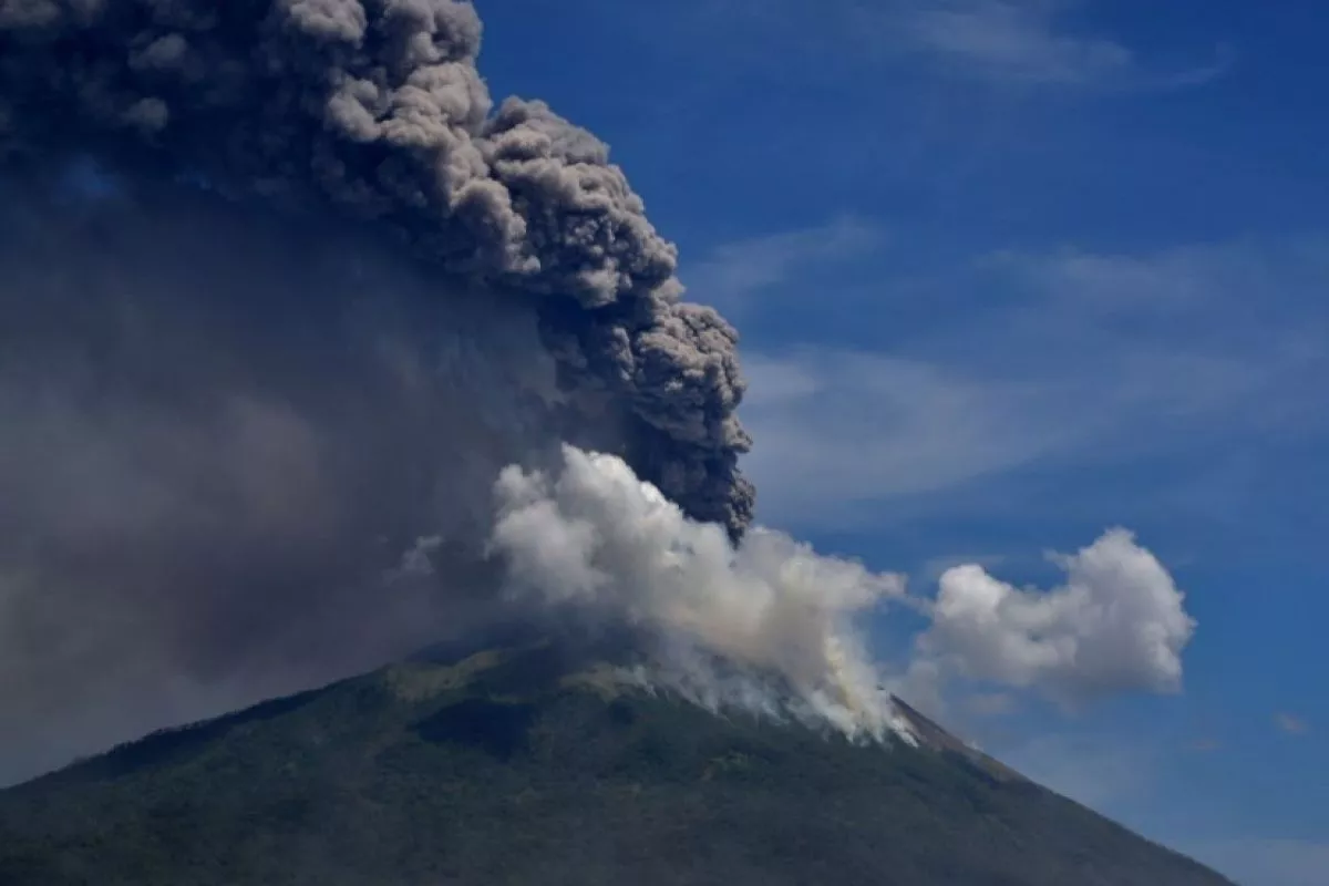 Erupsi Gunung Lewotolok Bikin Wings Air Batalkan 4 Penerbangan