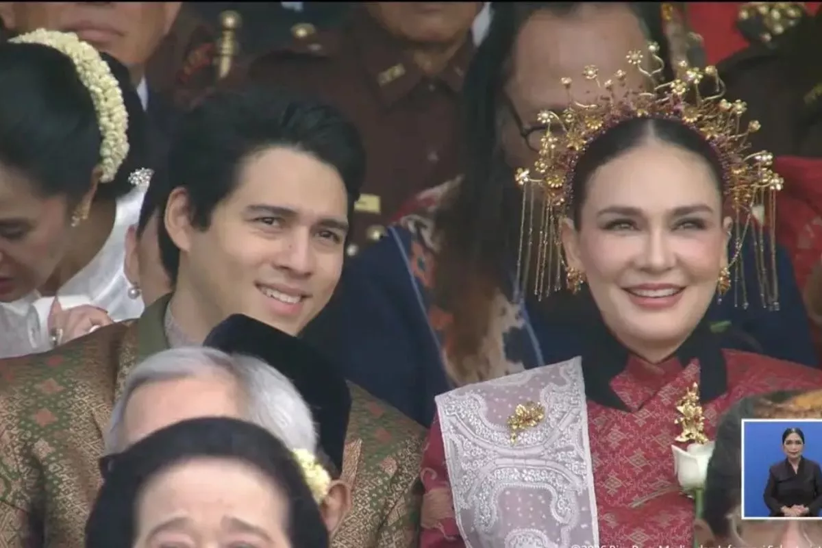 Gaya Serasi Luna Maya dan Maxime Bouttier Pakai Busana Adat HUT RI