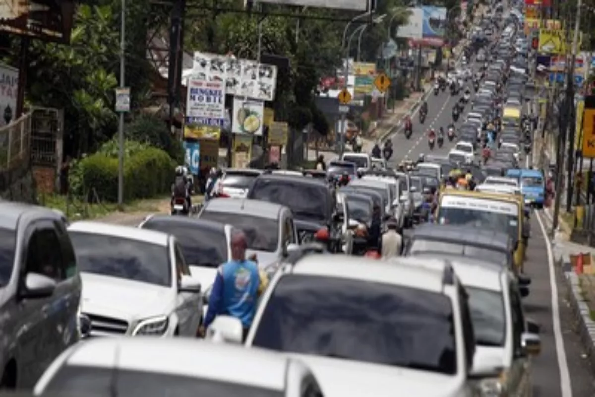 Puncak Bogor One Way ke Arah Jakarta Siang Ini, Jalur Atas Ditutup
