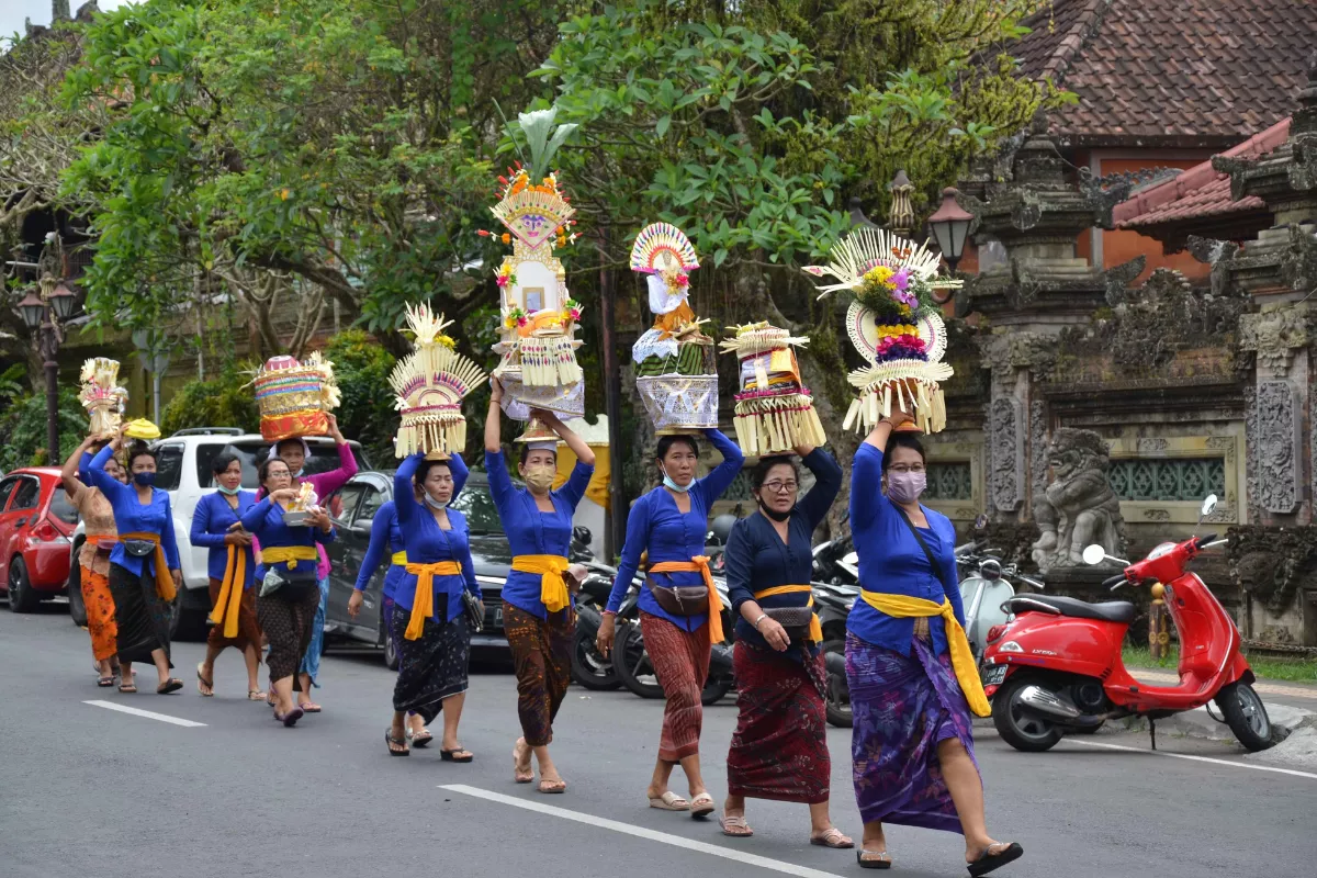 Mitos atau Fakta di Balik Kebiasaan Unik Masyarakat Indonesia