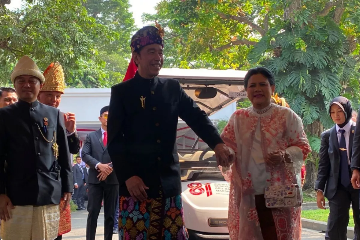 Jokowi Pakai Baju Bali di HUT Ke-81 RI, Gibran Pilih Adat NTT