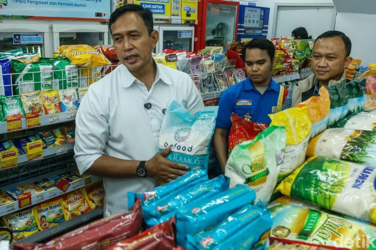 Sidak Ritel Modern Dirut Bulog Pamer Beras Premium Befood Termurah