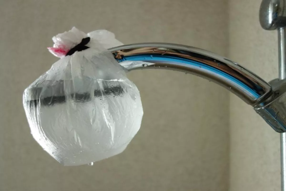 Langkah Membersihkan Shower dengan Rendaman Cuka dalam Kantong Plastik