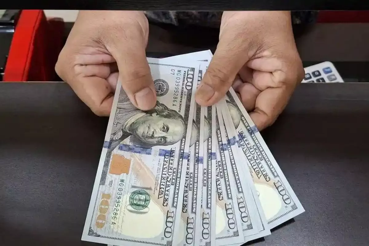 Rupiah Melemah Tertekan Lonjakan Harga Minyak dan Konflik