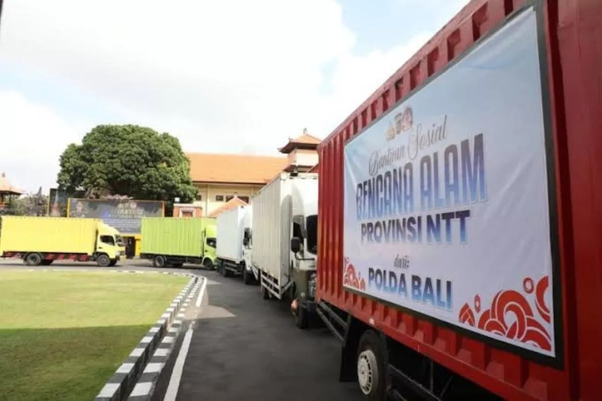 Polri Distribusi 44 Truk Bantuan Korban Gempa NTT saat HUT Ke-81 RI