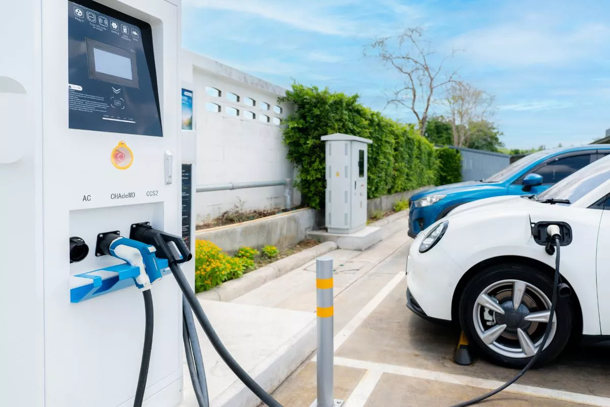 Risiko Lupa Cabut Charger Mobil Listrik dan Pengaruhnya Bagi Baterai