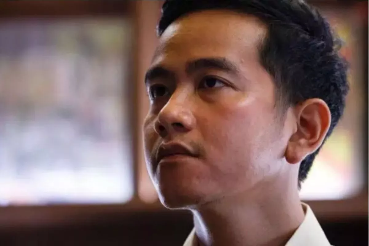 Gibran Saksikan Penyerahan Sertifikat Hak Milik Warga Huntap Sibolga