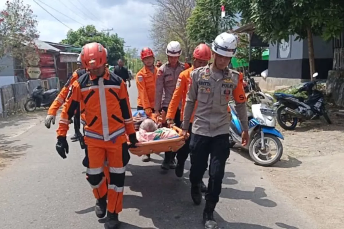Basarnas Evakuasi Lansia dan Ibu Hamil Terdampak Gempa di NTT