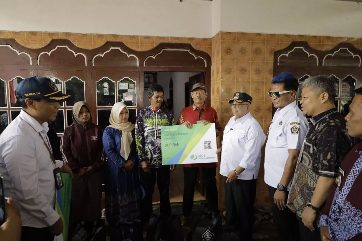 Pemkab Blitar Salurkan Bantuan Sosial dan Tinjau Infrastruktur Jalan