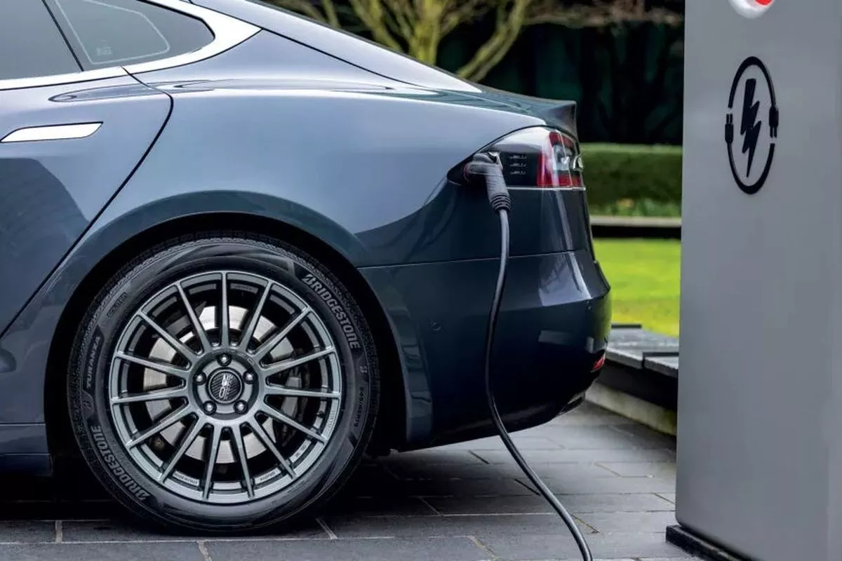 Tips Ganti Ban Mobil Listrik Agar Awet dan Performa Tetap Optimal