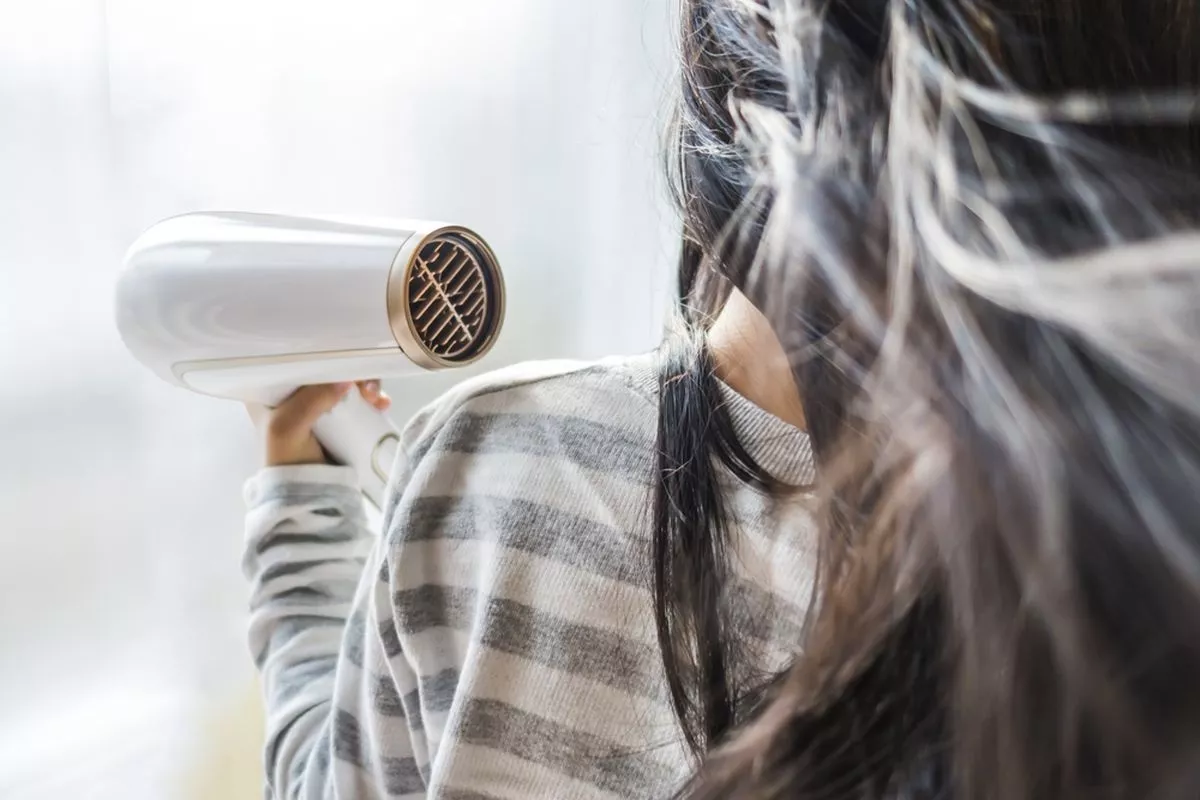 Mengeringkan Rambut dengan Air Dry atau Hair Dryer Simak Faktanya