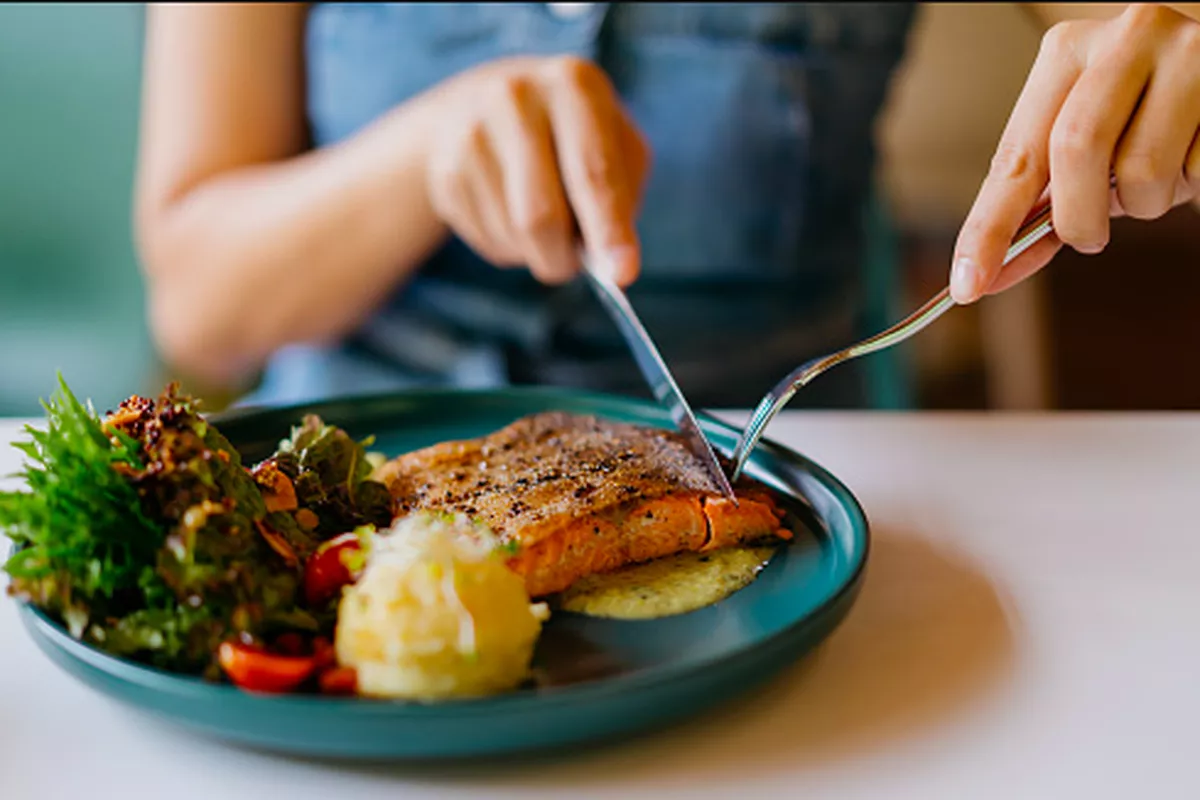 Panduan Cara Membuat Salmon Panggang Saus Bawang ala Sisca Soewitomo