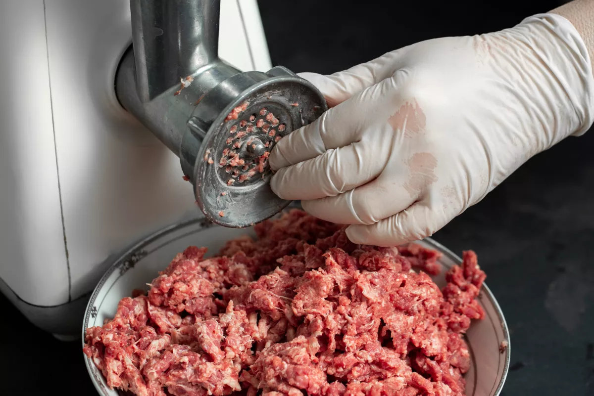 Jasa Giling Daging KPR Dusun Yapen Ramai Dikunjungi Warga