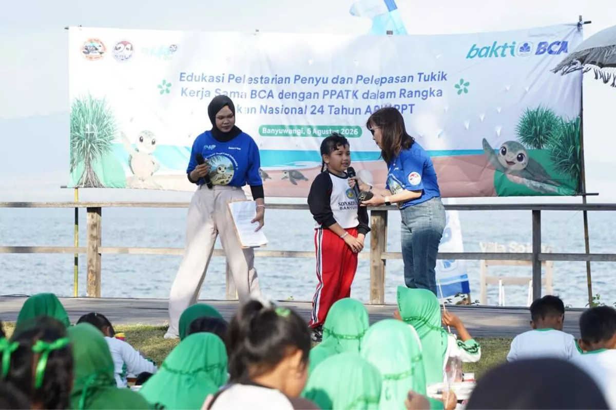 BCA dan PPATK Gandeng Pelajar Lepas 1.300 Tukik di Pantai Banyuwangi