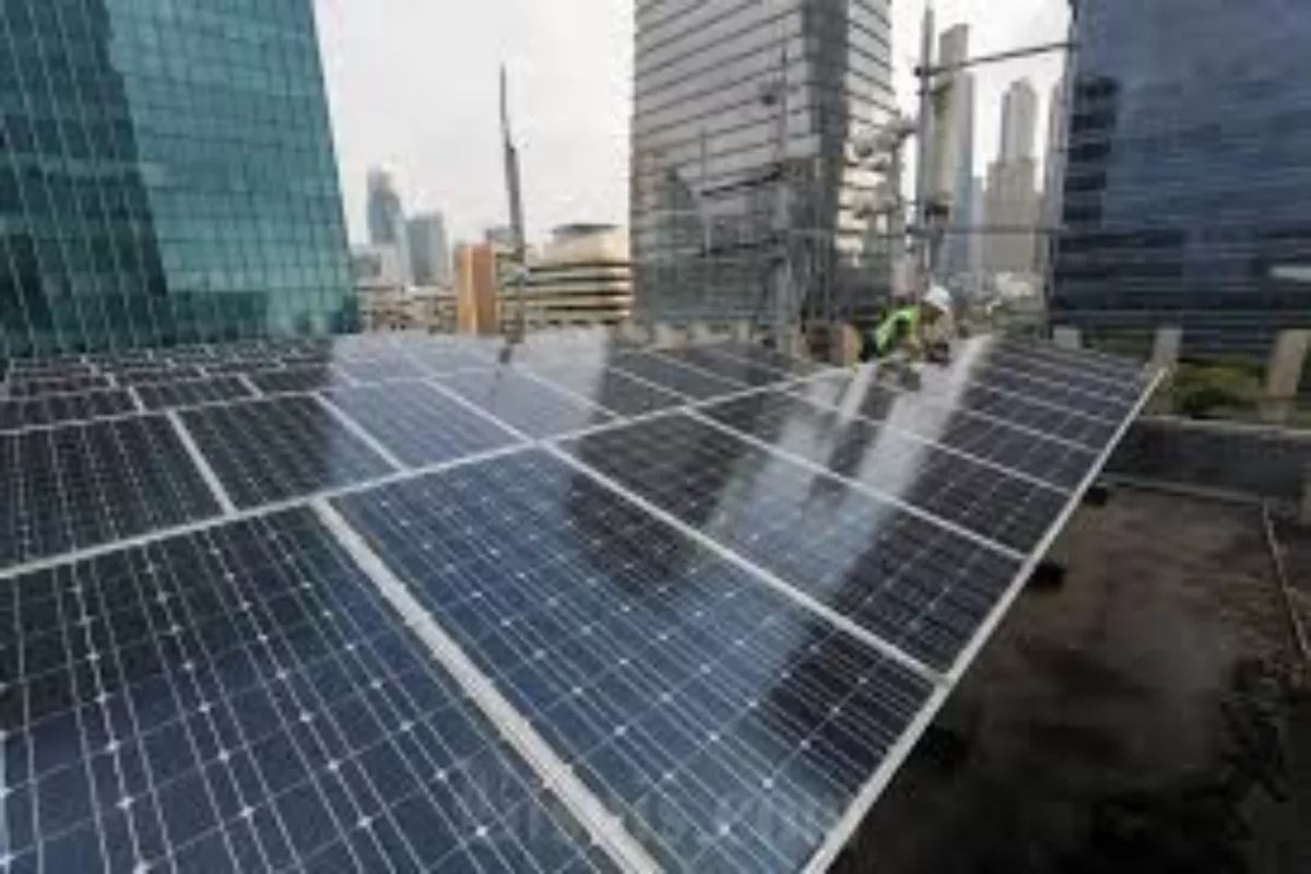 Ambisi PLTS 100 GW Jadi Penyelamat Industri Panel Surya Domestik