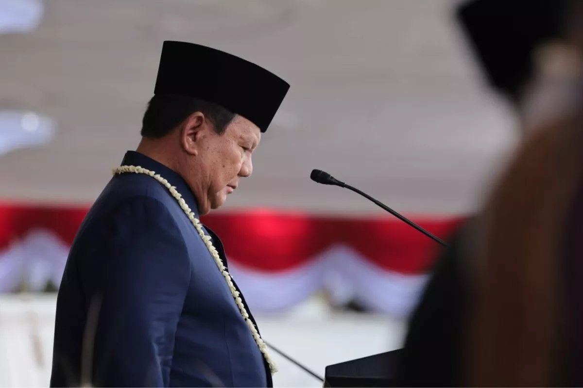 Prabowo Subianto Cium Bendera Merah Putih Saat Detik-Detik Proklamasi