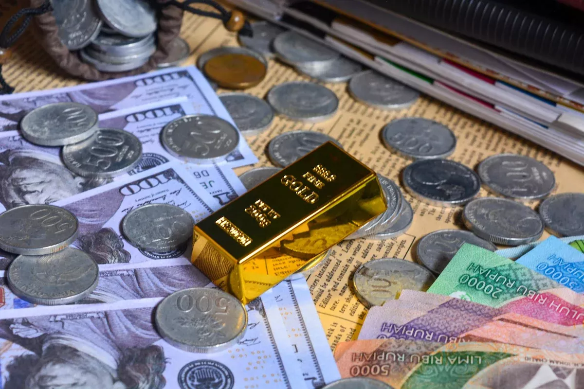 Tertekan Suku Bunga Amerika, Harga Emas Merosot ke Level Terendah