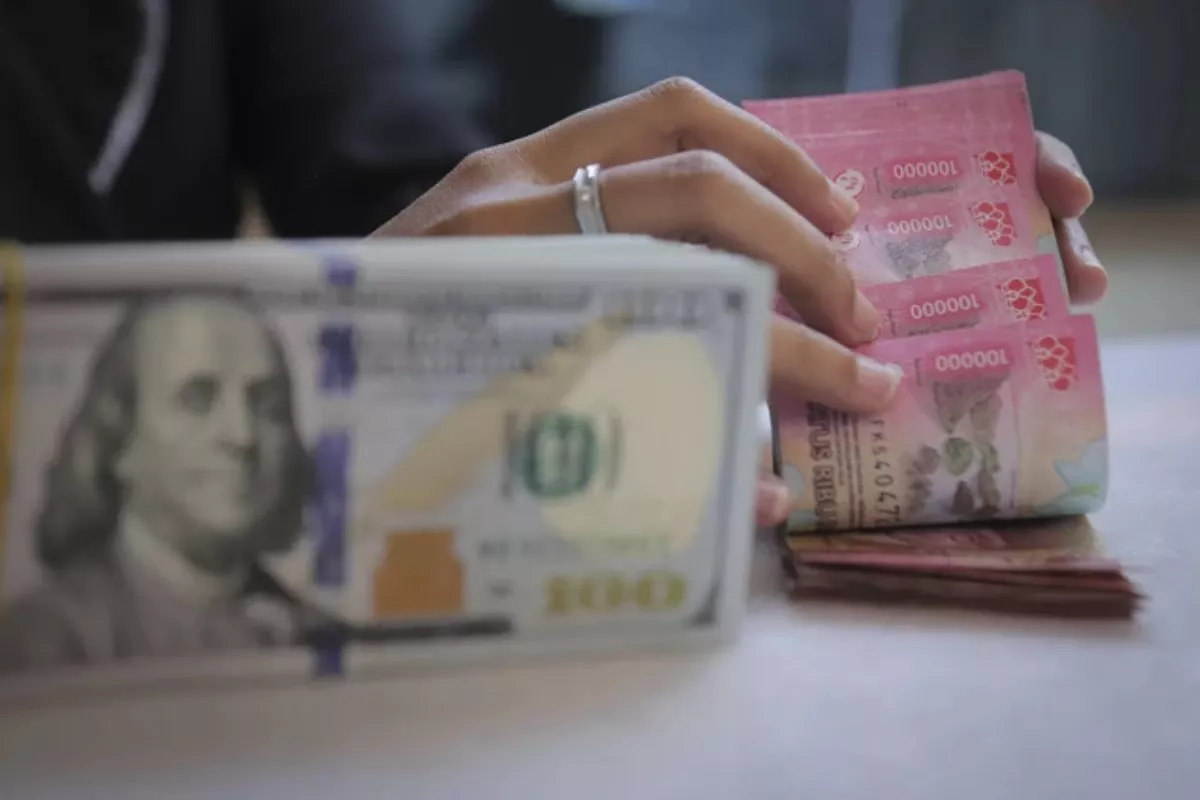 Rupiah Melemah ke Rp17.430 Akibat Sikap Keras Donald Trump pada Iran
