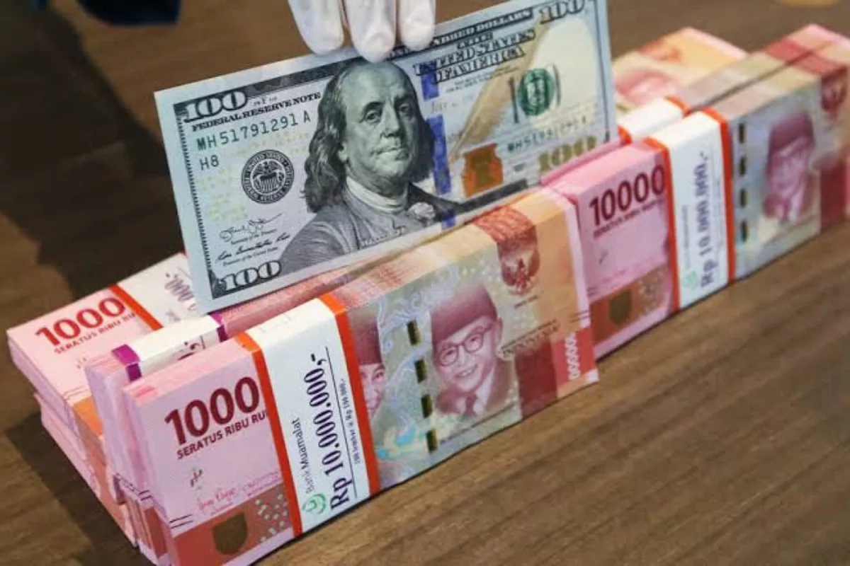 Rupiah Hari ini Diproyeksi Fluktuatif dan Melemah di Level 17.600