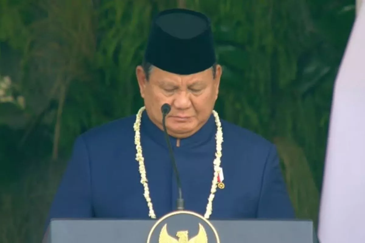 Prabowo Kenakan Beskap Biru dan Kalung Melati di HUT ke-81 RI