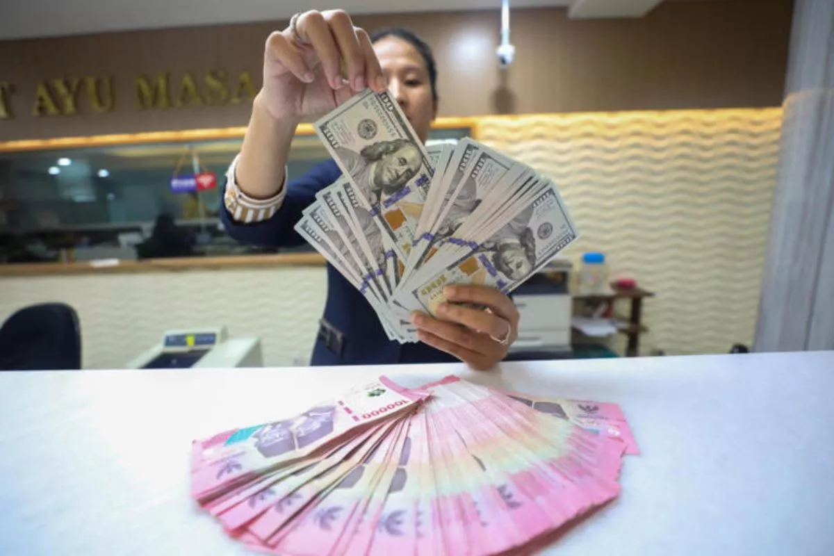 Rupiah Diprediksi Melemah Pekan Depan, Ini Sentimen yang Membayangi