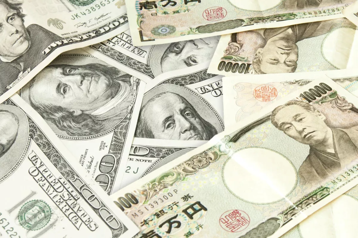 USD/JPY Konsolidasi di 157,80, Tekanan Bearish Berlanjut