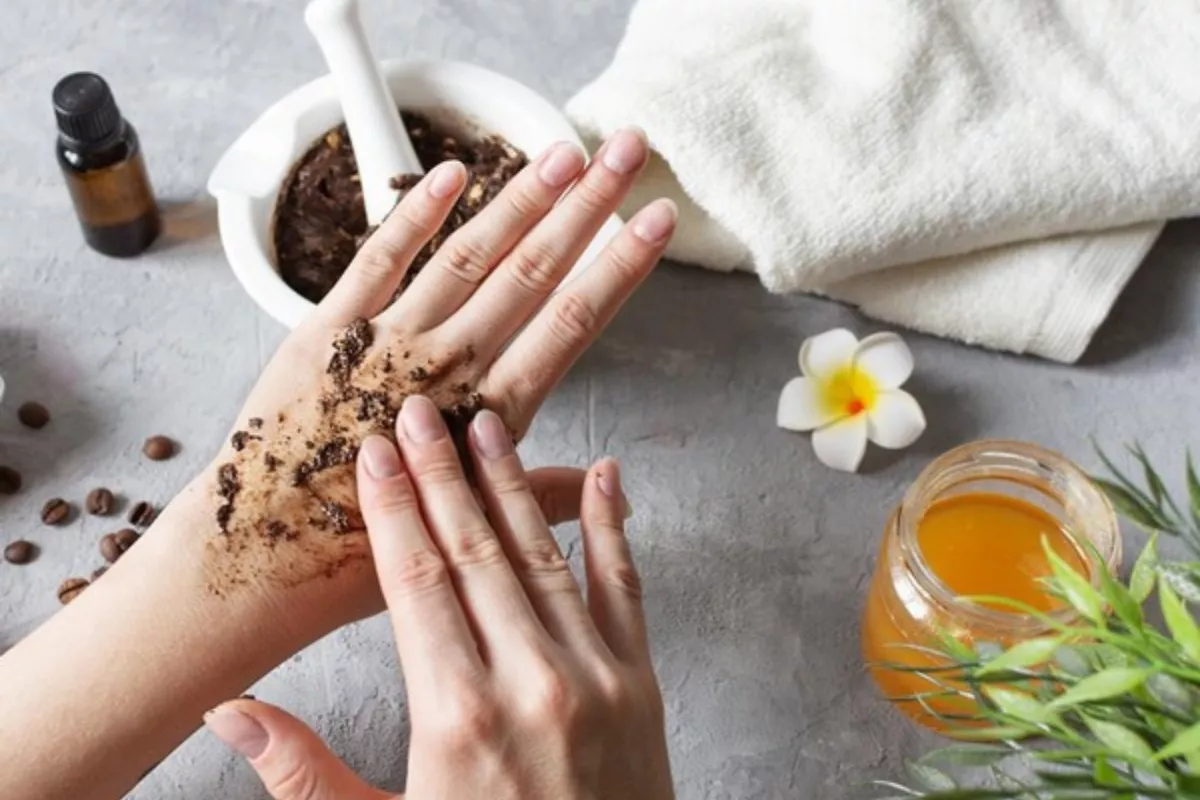 Tips Memakai Body Scrub yang Tepat agar Kulit Halus Maksimal