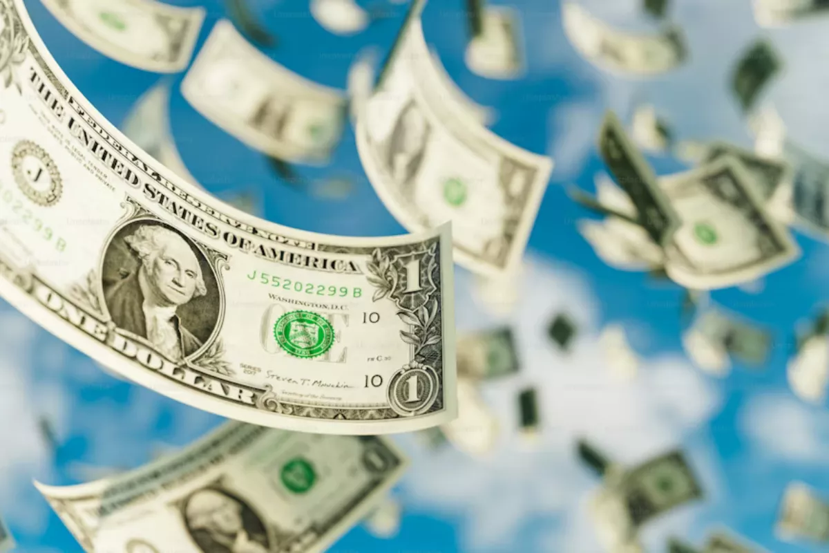 Rupiah Diproyeksi Melemah hingga Rp 17.660 per Dolar AS pada 18 Mei 2026