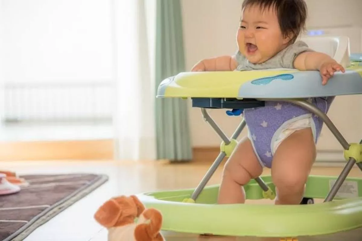Dokter Ortopedi Ungkap Bahaya Penggunaan Baby Walker pada Anak
