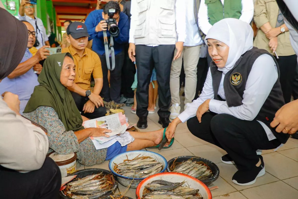 Tinjau Pasar Banjarejo, Khofifah Sebut Harga Pokok di Bojonegoro Stabil