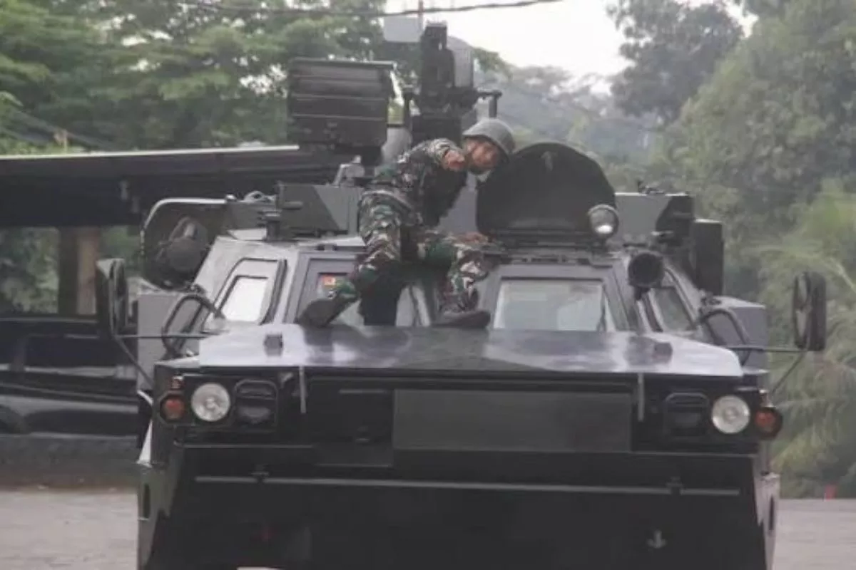 Prajurit Marinir TNI AL Latihan Mengemudi Ranpur Amfibi LVT 7 A1