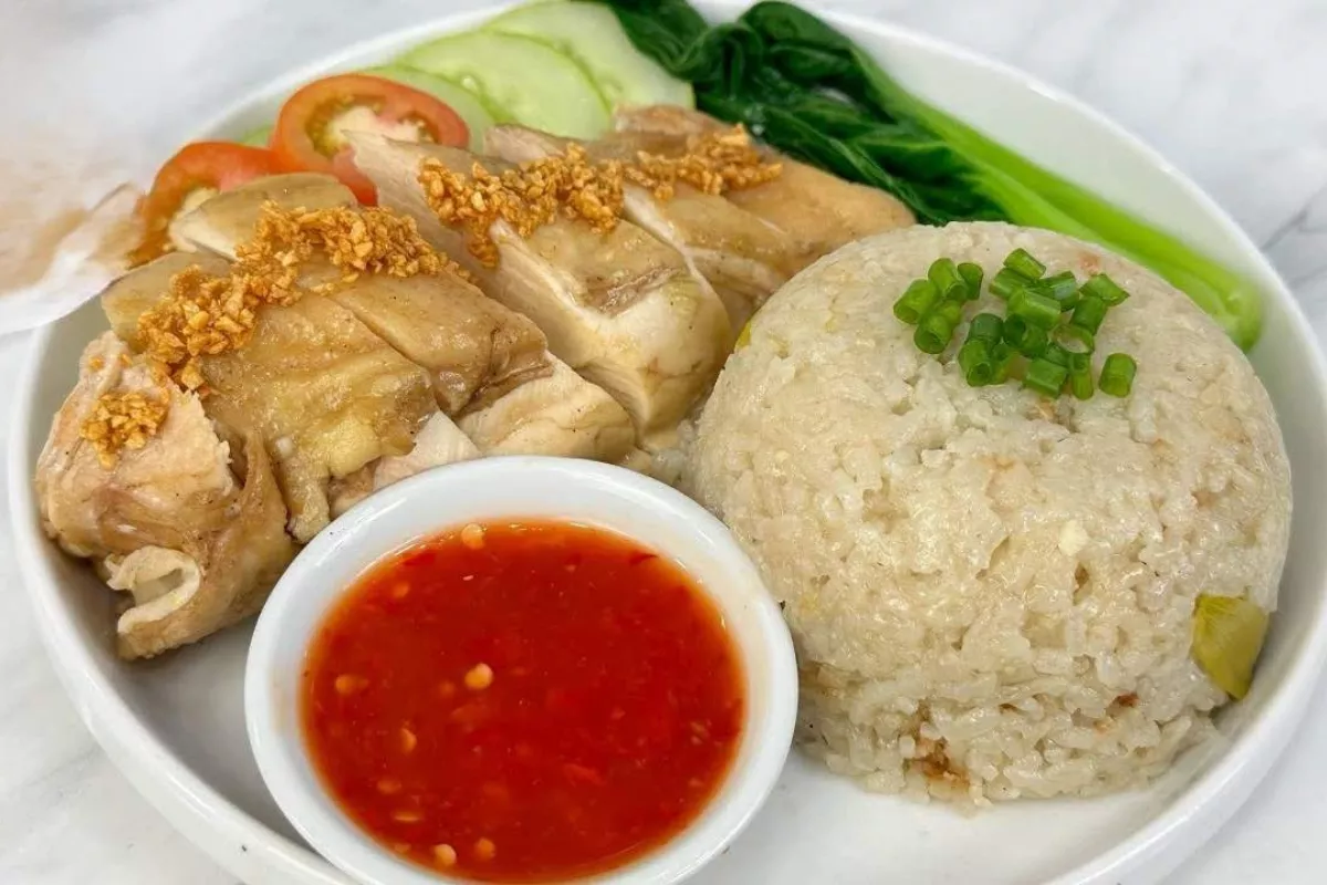 Resep Nasi Hainan Rice Cooker, Cita Rasa Gurih dengan Kaldu Ayam