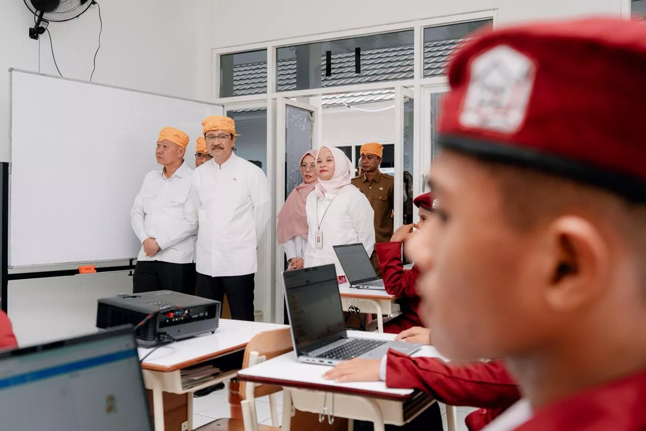Gus Ipul Pantau Laptop Sekolah Rakyat Sigi untuk Belajar Digital