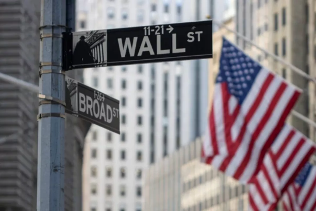 Wall Street Ditutup Melemah Akibat Penurunan Saham Sektor Chip