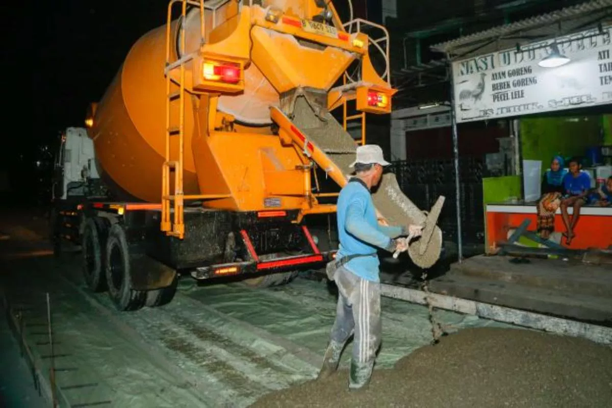 Warga Gotong Royong Cor Jalan Rusak Pakai Dana Swadaya