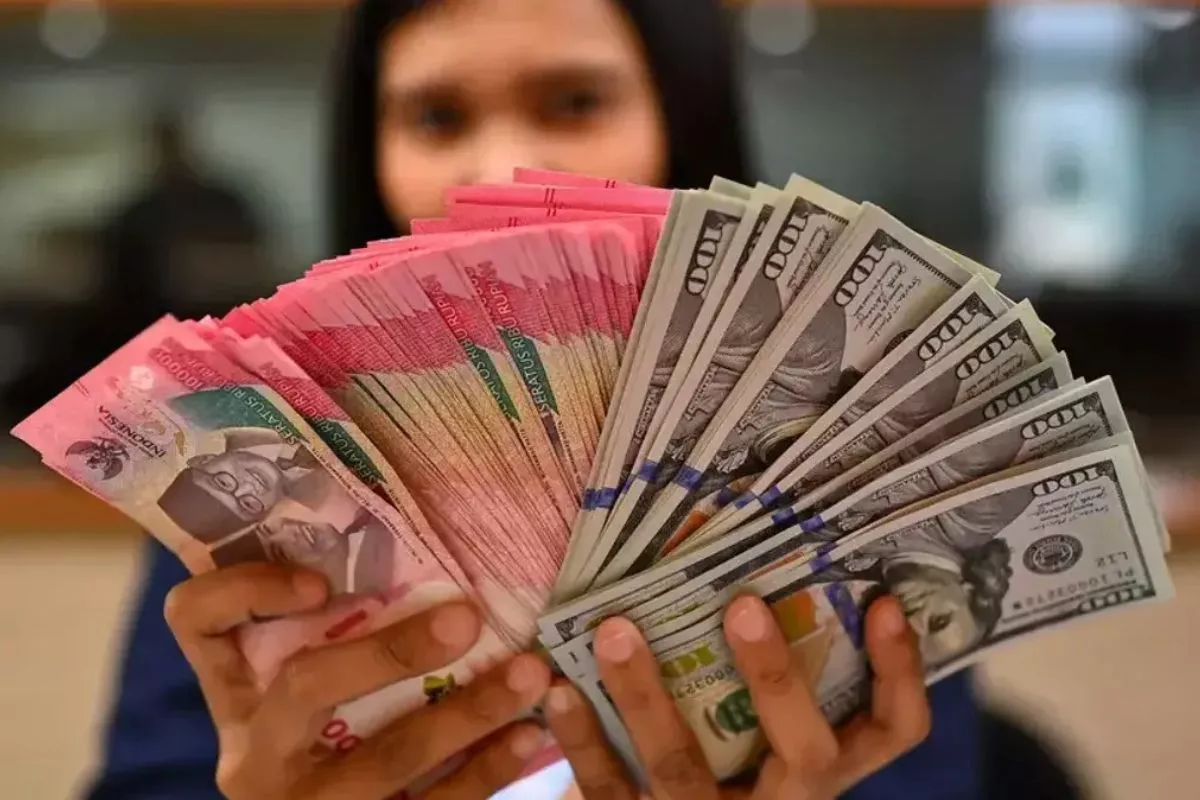 Jelang FOMC The Fed, Nilai Tukar Rupiah Tertekan ke Rp17.960-Rp18.020