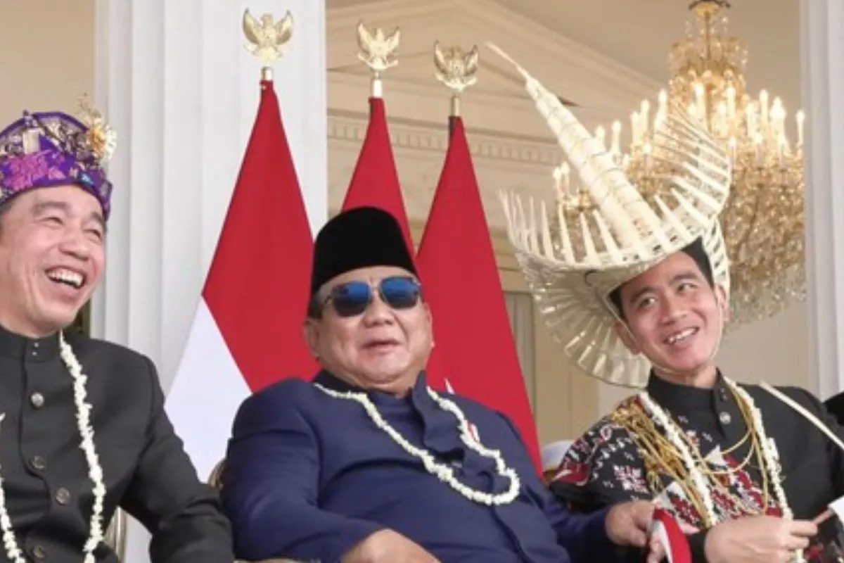 Prabowo Diapit Jokowi dan Gibran dalam Upacara HUT ke-81 RI di Istana