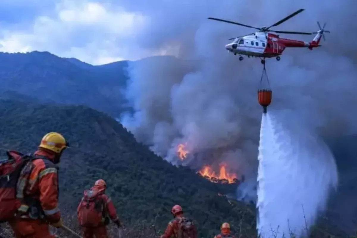 BNPB Gunakan Helikopter Water Bombing Atasi Karhutla Teluk Bintuni