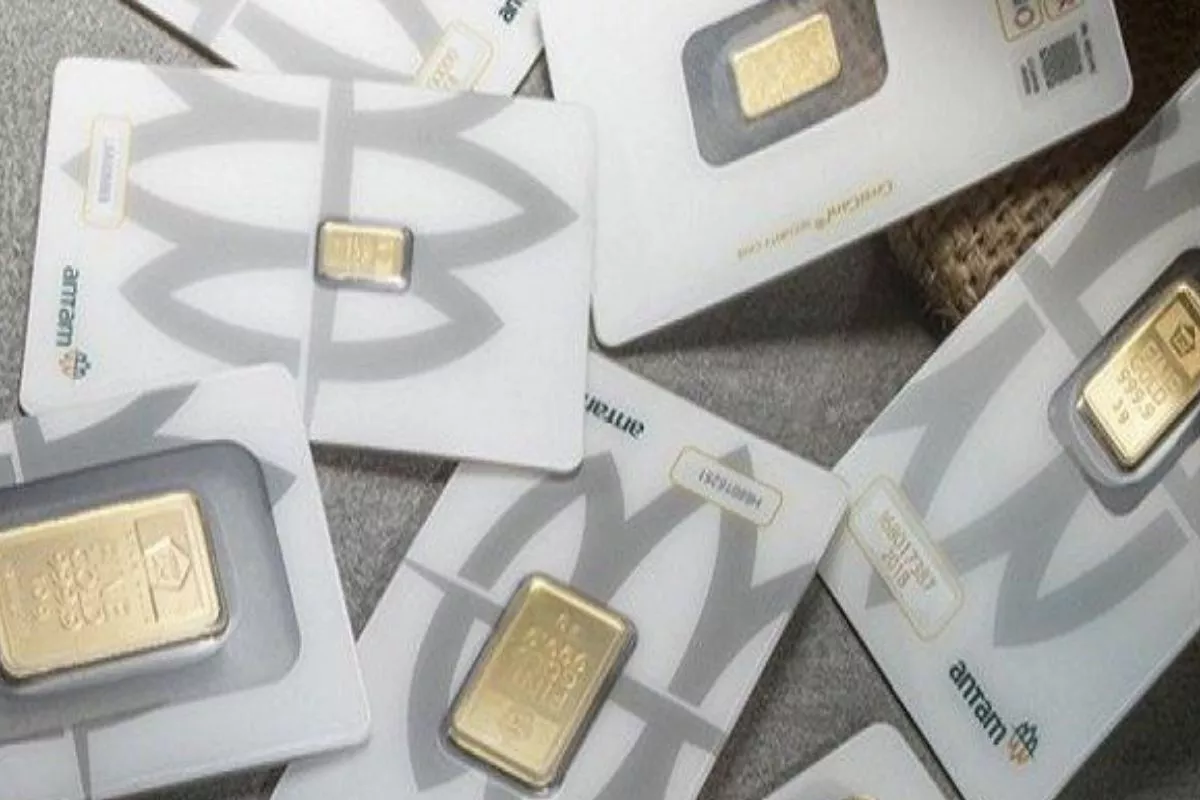 1.	Harga Emas Antam Hari Ini Turun Rp 30.000 ke Rp 2.673.000 Per Gram 