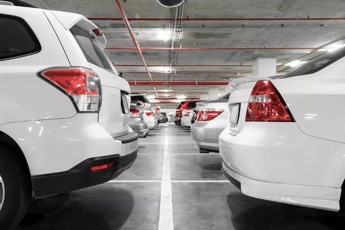 5 Langkah Mudah Parkir Mobil di Ruang Sempit untuk Pemula