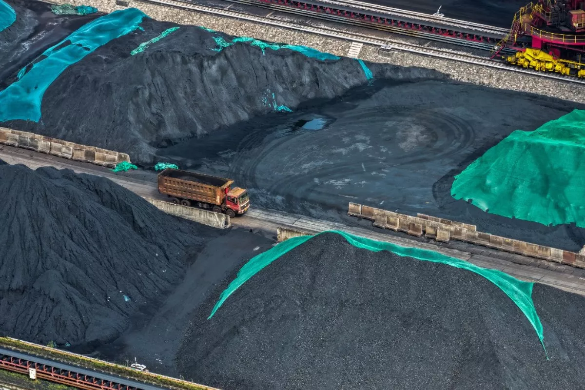 Harga Batu Bara Tertekan Pasokan China dan Penurunan Harga Minyak Dunia