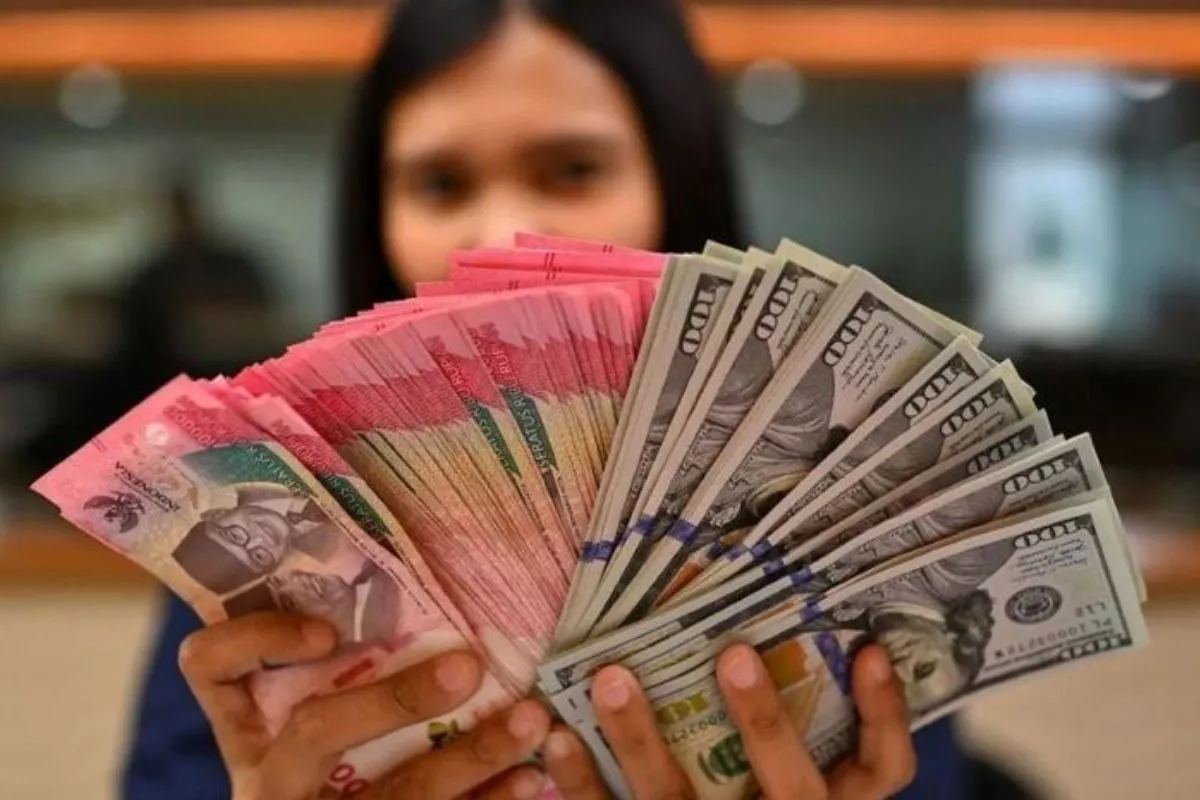 Rupiah Dibuka Melesat ke Rp17.567 Jelang Survei Konsumen