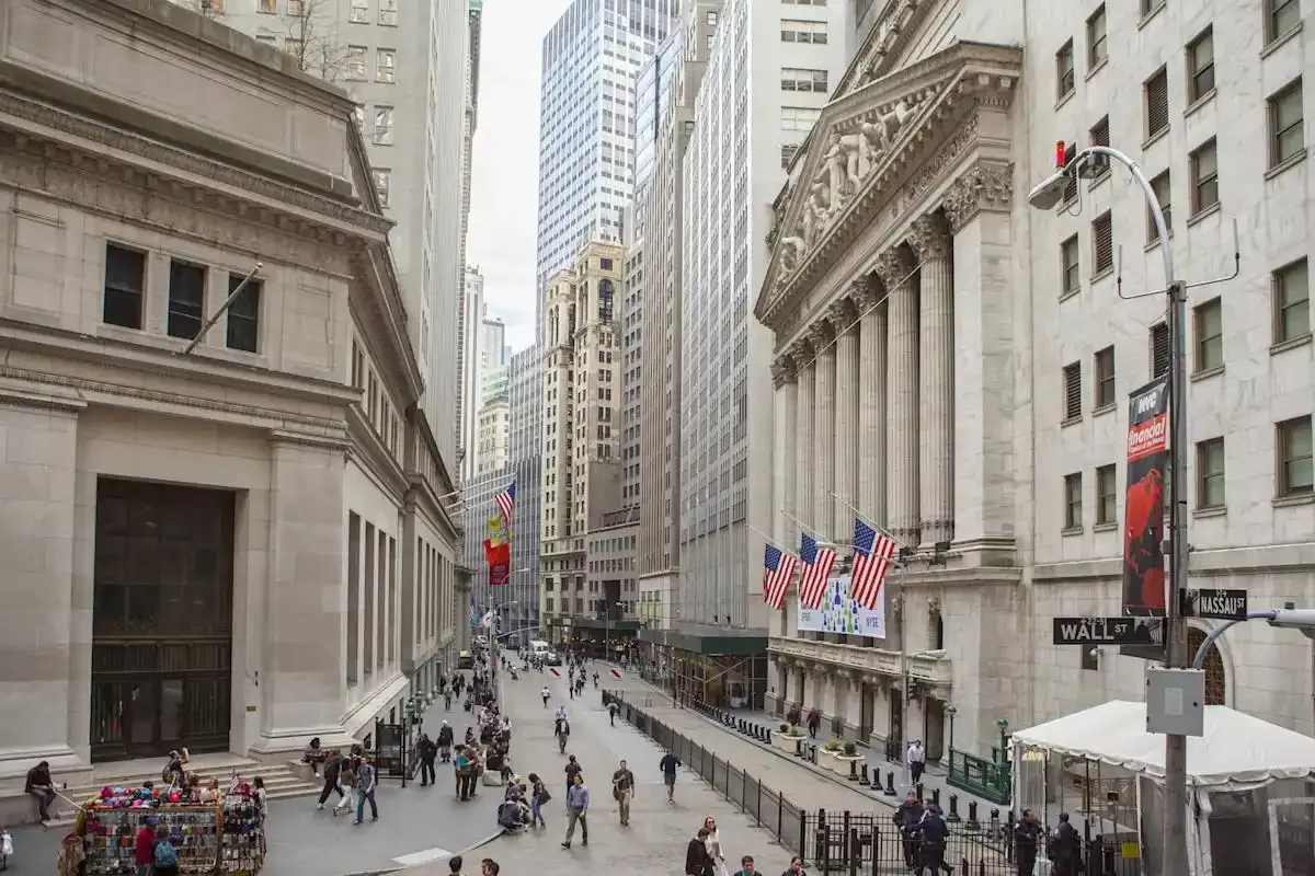 Wall Street Tertekan Jual Saham Chip dan Kenaikan Inflasi AS