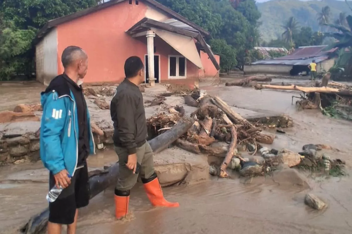 TNI Polri Dikerahkan Bersihkan Rumah Warga Pasca Banjir di Parimo 2026