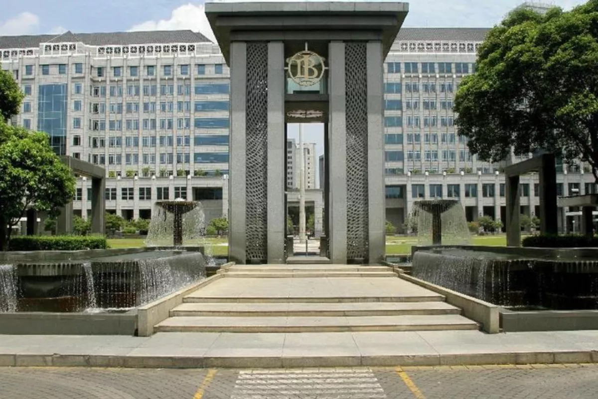 PIER Proyeksi BI Rate Naik ke 5 Persen Jika Tekanan Rupiah Berlanjut