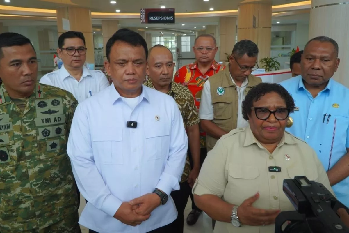 Tindak Lanjut Kasus Keracunan, Wamendagri Tinjau Program MBG di Jayapura