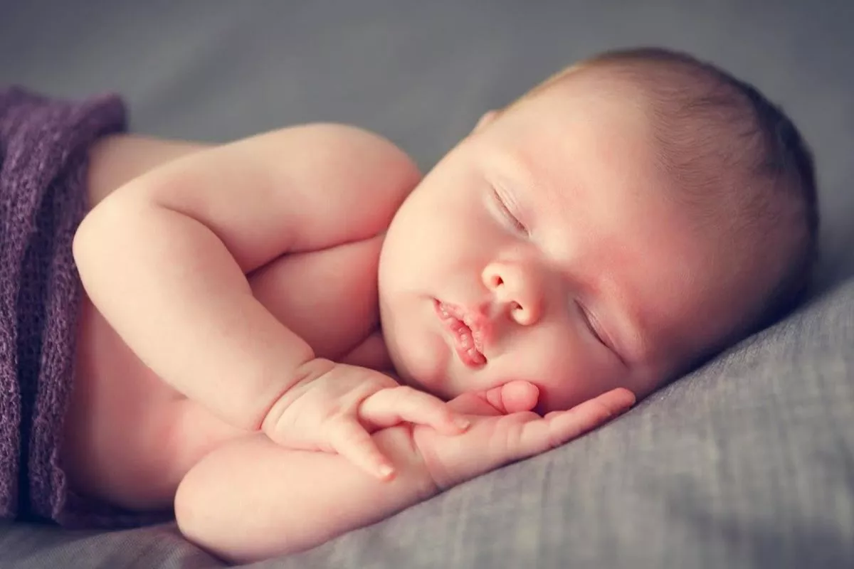 Pakar Menjelaskan Alasan Bayi Sering Tersenyum Ketika Sedang Tertidur