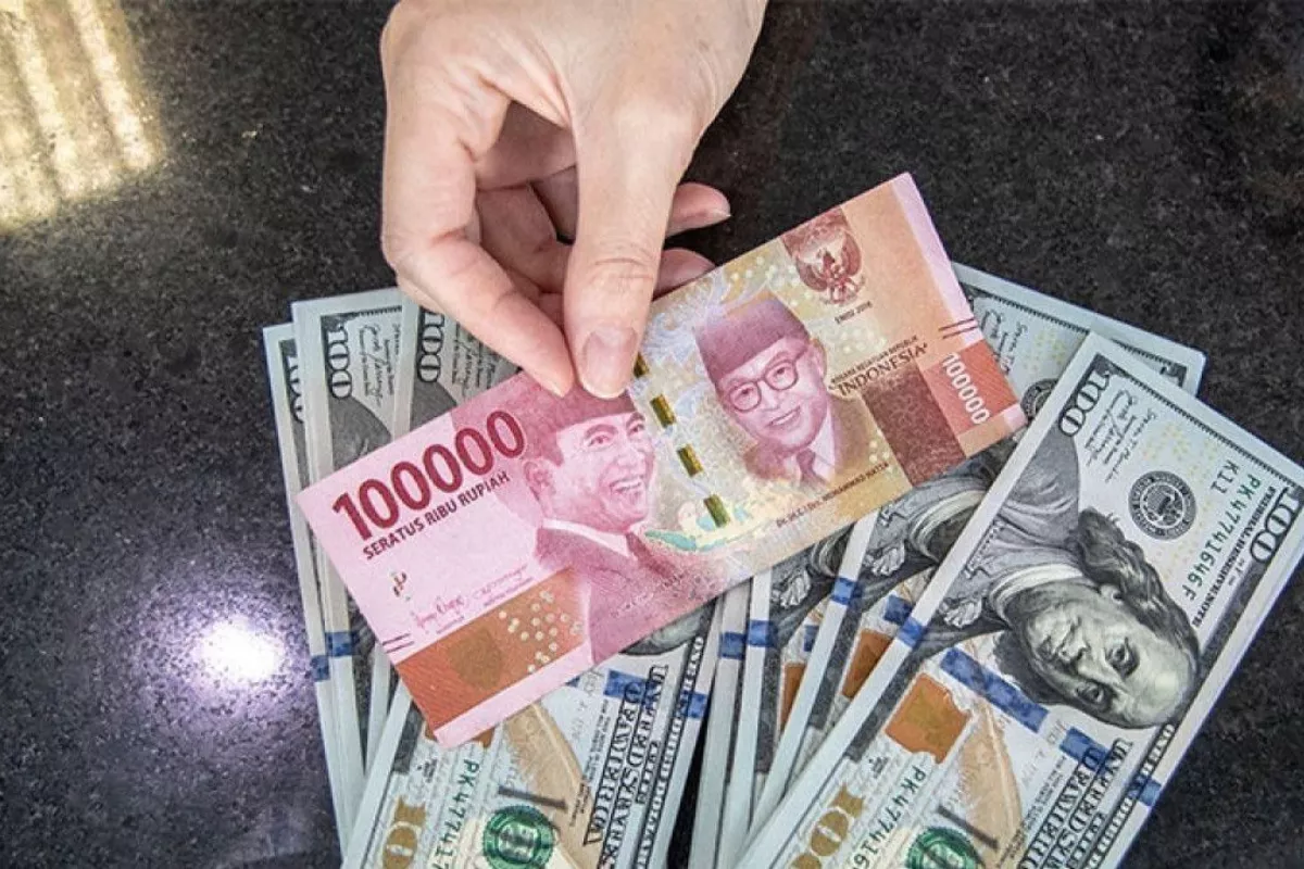 Rupiah Hari Ini Diproyeksi Fluktuatif dan Cenderung Ditutup Melemah