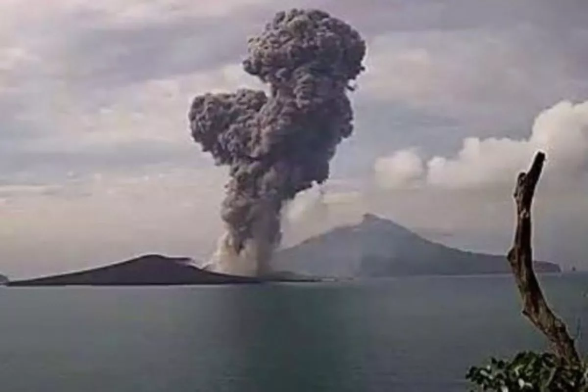 Anak Krakatau Status Siaga, Jauhi Radius 3 Km dari Kawah